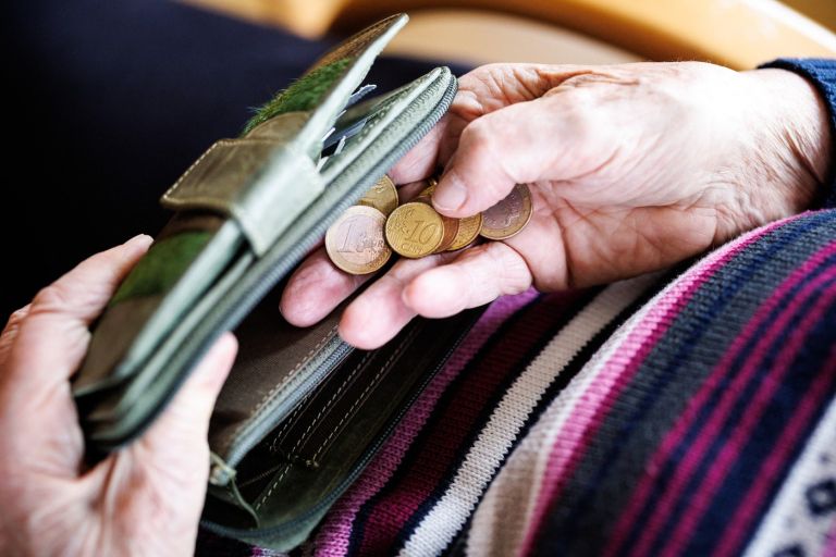 denar upokojenec zdravstvo.jpg