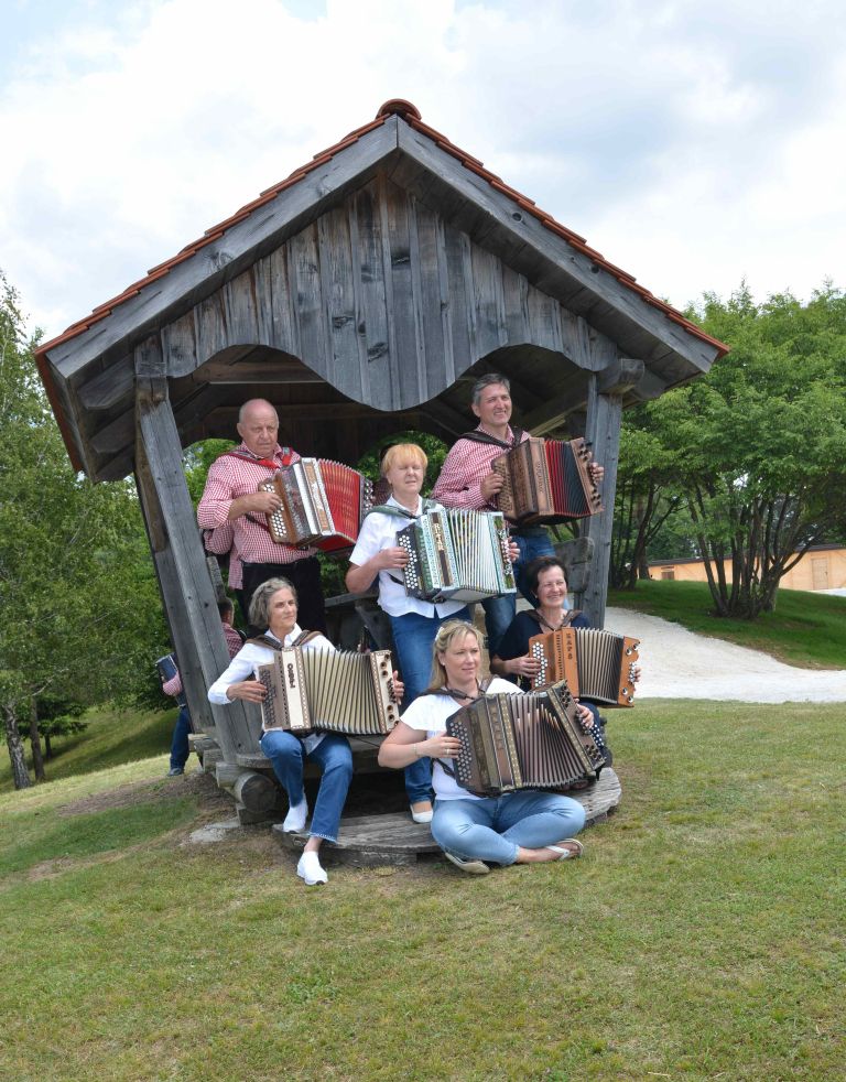 klavdija-ceglar, vencek-domacih, videospot-levo-desno