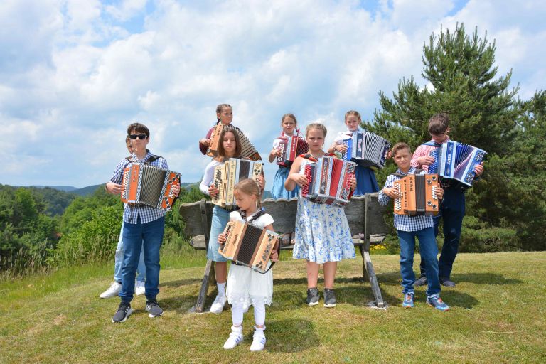 klavdija-ceglar, vencek-domacih, videospot-levo-desno