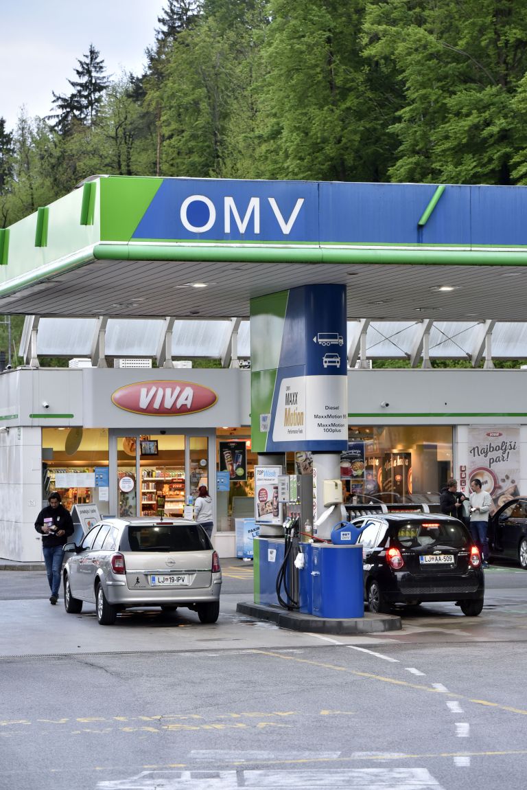 bencinska črpalka, dolivanje goriva