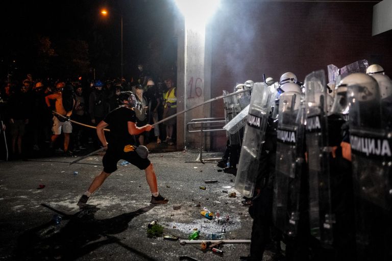 novi-sad, protesti, spopadi, policija, nadstresek-novi-sad