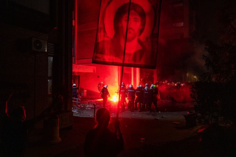 novi-sad, protesti, spopadi, policija, nadstresek-novi-sad
