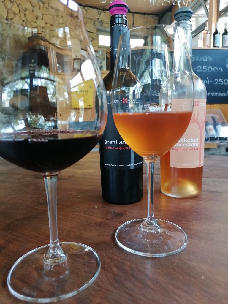 Sev areni in voskehat sta kralj in kraljica armenskih sort.jpg