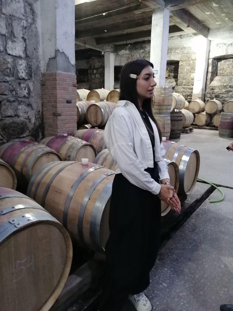 Monika vodi oglede po kleti Voskevaz.jpg