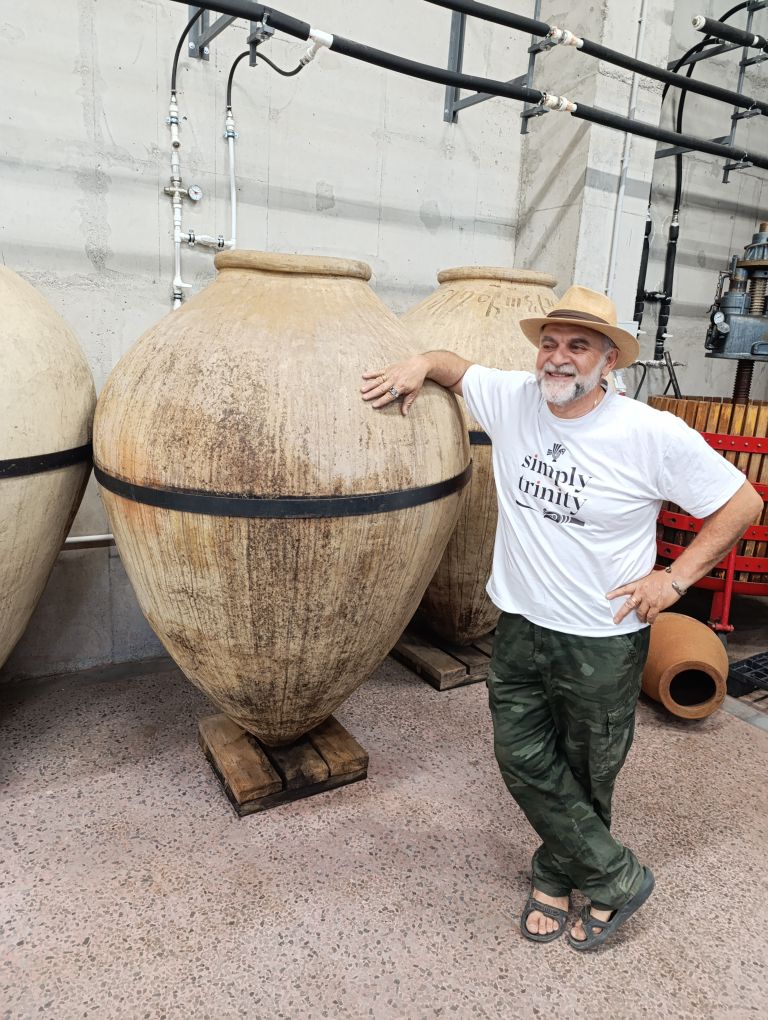 Hovakim Saghatelyan pri karasu za fermentacijo.jpg