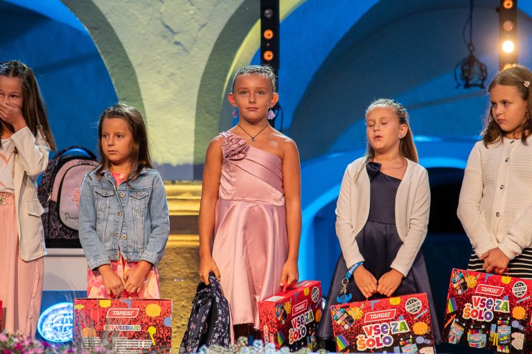 otroci-pojejo-slovenske-pesmi-in-se-veselijo, finale