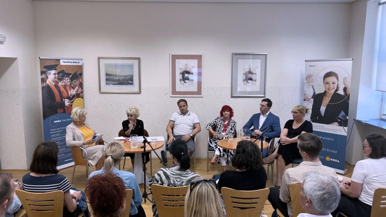 permisivna Okrogla miza na DOBA Fakulteti – sogovorniki v pogovoru..jpg
