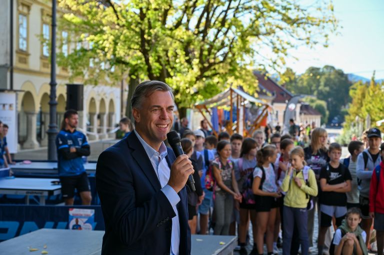 dan-brez-avtomobila-na-glavnem-trgu