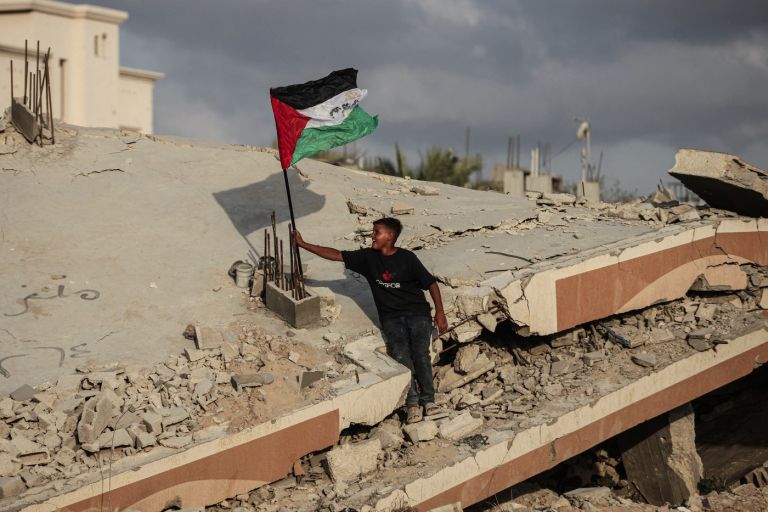gaza, deček, zastava.jpg