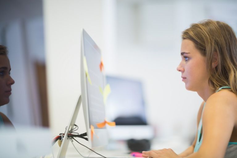 računalnik študentka.jpg