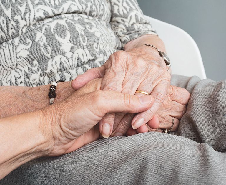 starejši-hands-4344711.jpg