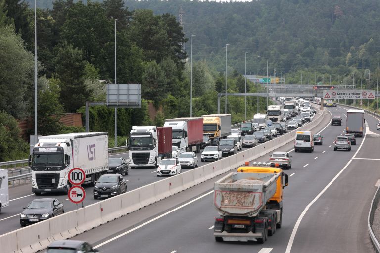 promet, cesta, tovornjaki, gneča, zastoji