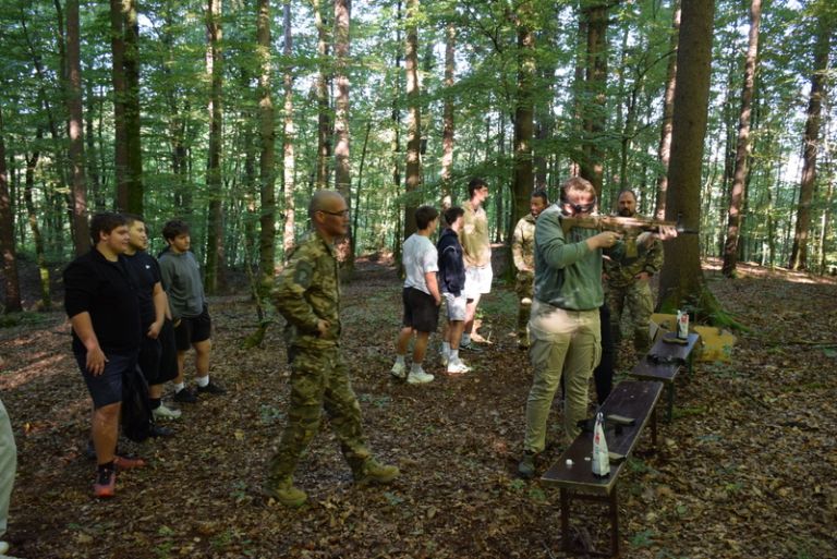 Streljanje z airsoft orožjem.JPG