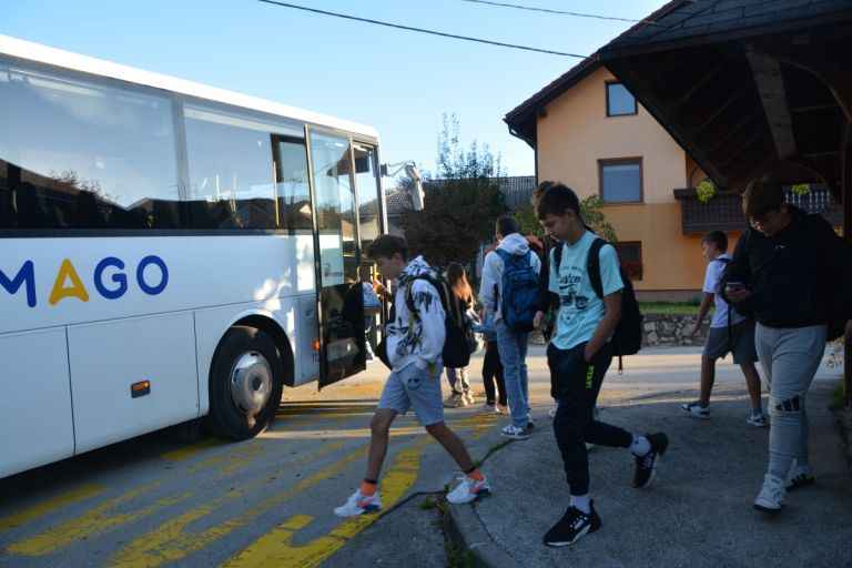 solski_bus_vel_slatnik.JPG