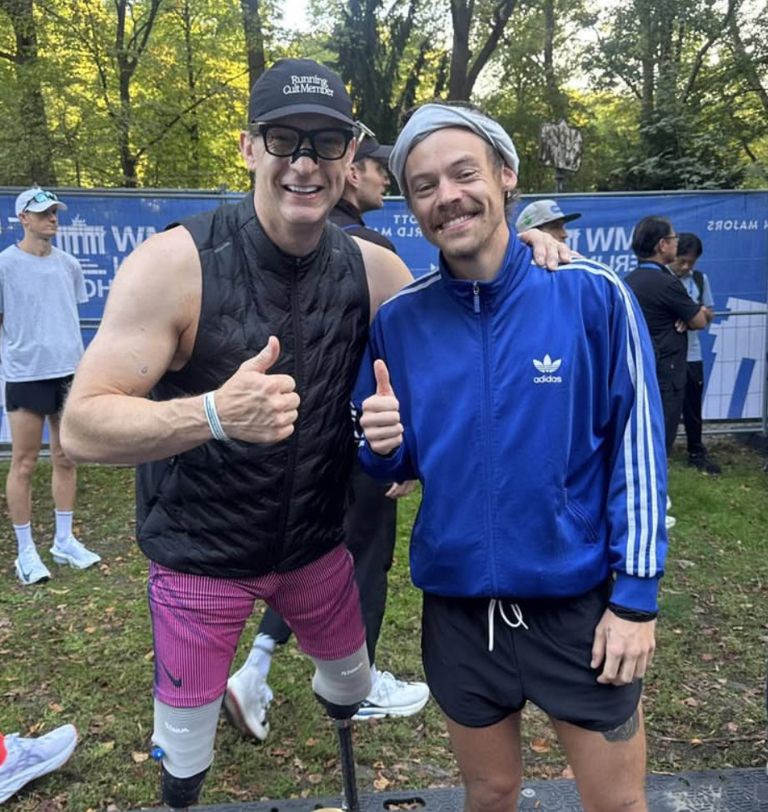 harry styles - Harry Styles je odtekel maraton z odličnim časom, na cilju pa se je fotografiral z dv