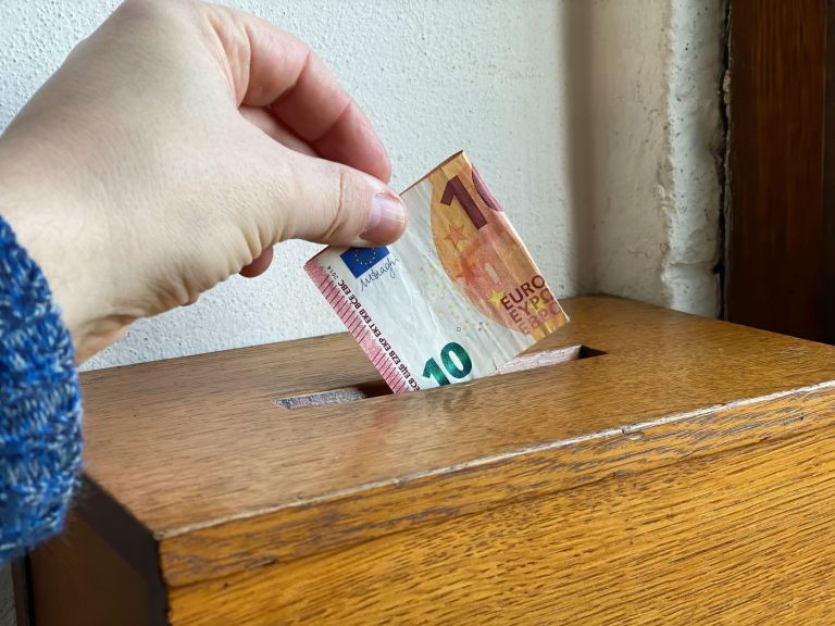 denar, skrinjica, cerkev.jpg