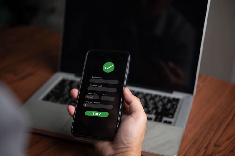 mobilna banka, telefon.jpg