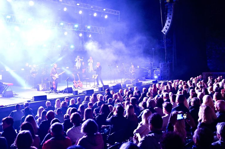 Še danes odmeva njegov razprodani koncert v Križankah! Spektakel in pol.