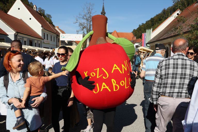 kozjanski-park, praznik-kozjanskega-jabolka, razstave, pohod, literarni-vecer, jabolko
