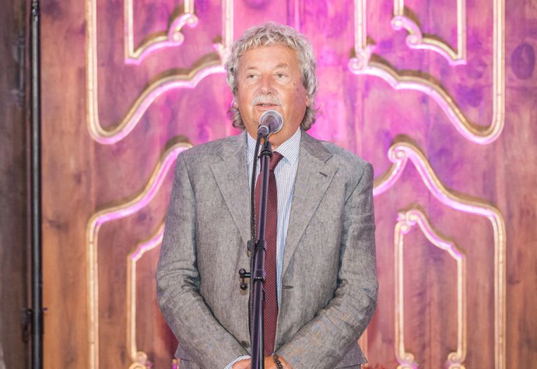 Občinstvo je nagovoril osrednji govornik Marij Čuk, predsednik Društva slovenskih pisateljev.jpg