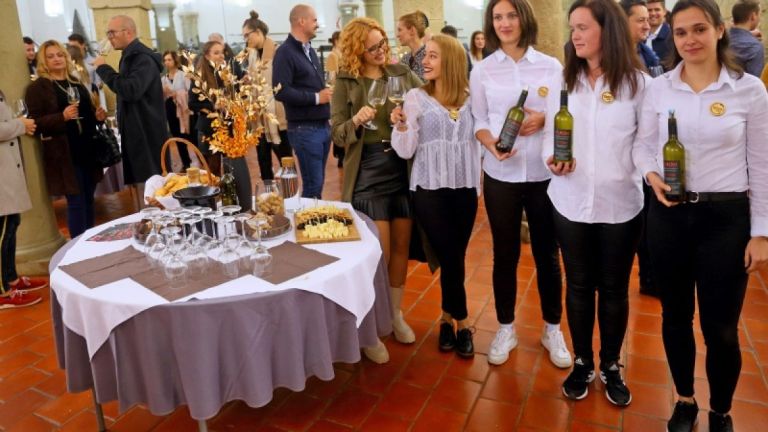 Vino ni voda.jpeg