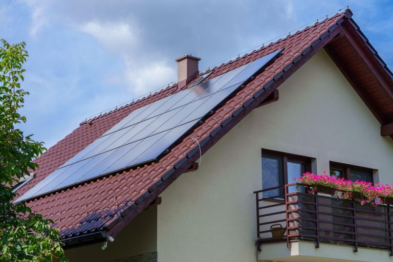 hiša, solarni paneli, fotovoltaika.jpg