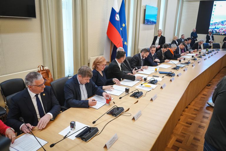 PODPIS POK DOGOVORA-JK.jpg