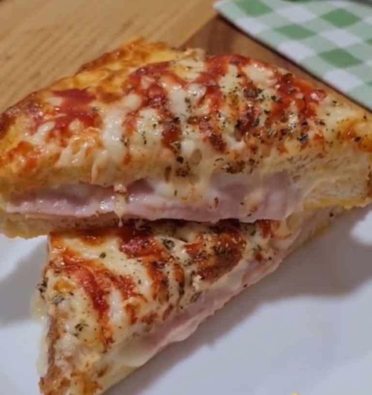 Jajčni pizza toasti