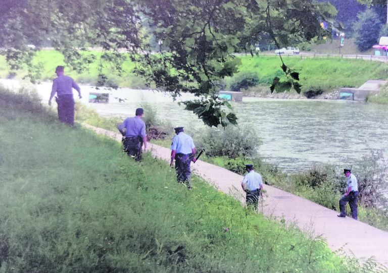 Policisti so leta 2004 zaman iskali sledove. Storilca niso našli.