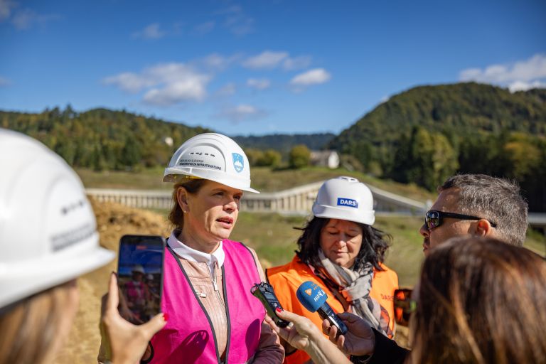 alenka bratušek - tretja razvojna os 1.jpg