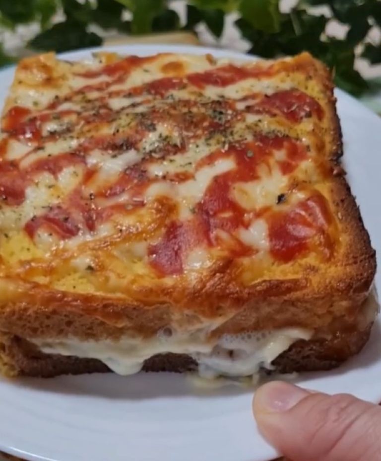 Jajčni pizza toasti