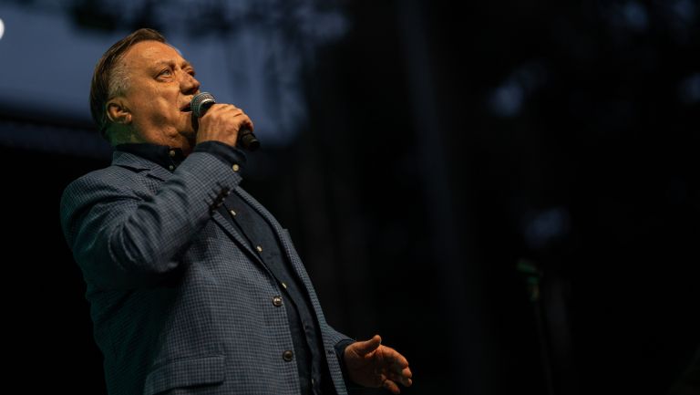 Halid Bešlić - S svojim prečudovitim glasom je bosansko ljudsko glasbo in sevdah ponesel preko meja.