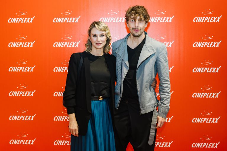 Elvis Škorc, Iva Krajnc Bagola, Aljoša Bagola - Iva Krajnc Bagola, ki igra Elvisevo mamo, je bila po