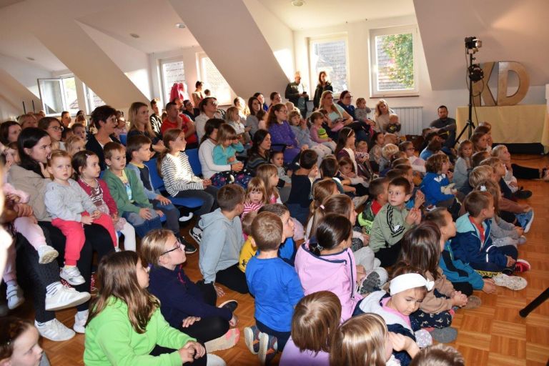 muca-copatarica, dvor-ob-krki, gledalisce-fru-fru