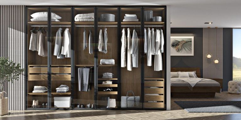 Garderobna omara vitrina