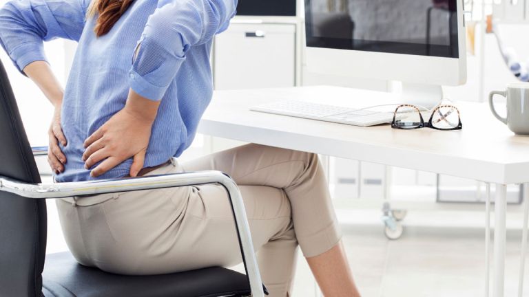 sedenje-back-pain-6949392.jpg
