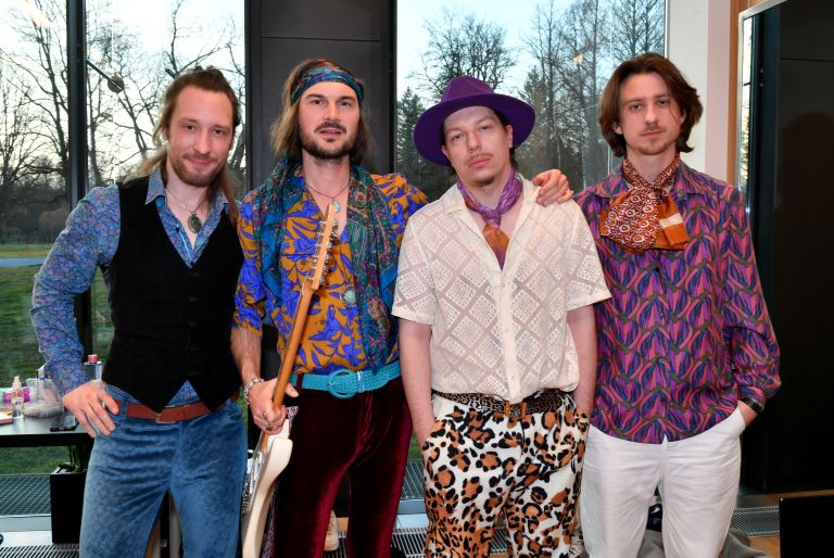 Od klubskih odrov do velikih prizorišč ostajajo zvesti občutku, ki ga glasba nosi v sebi.