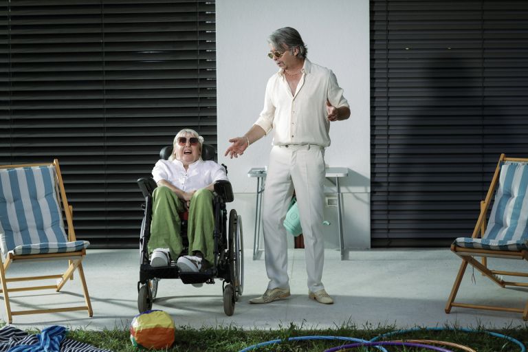 V videospotu, posnetem kar na pragu Magnificove hiše, nastopi tudi njegova soproga Barbara Pešut, ki