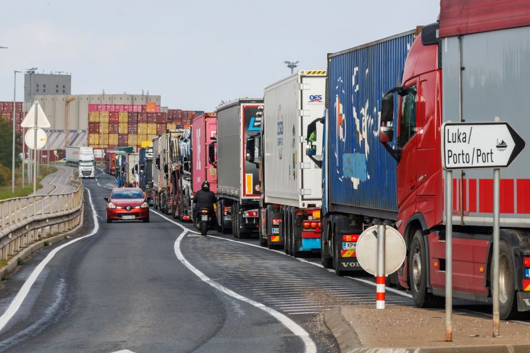 tovornjaki kolona luka koper.jpg