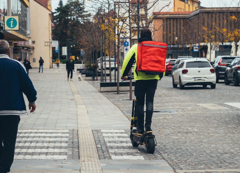 simbolična, električni-skiro, skuter, dostava-hrane, wolt, dostavljalce