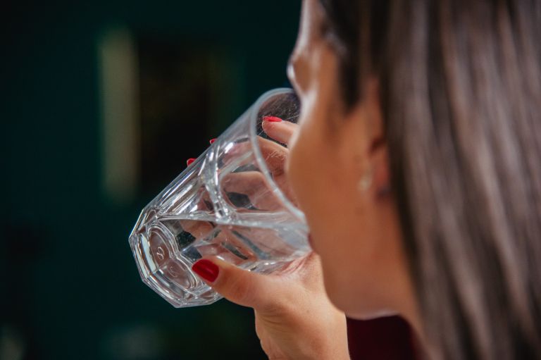 simbolična, voda, pitje-vode, kozarec, žeja, h2o