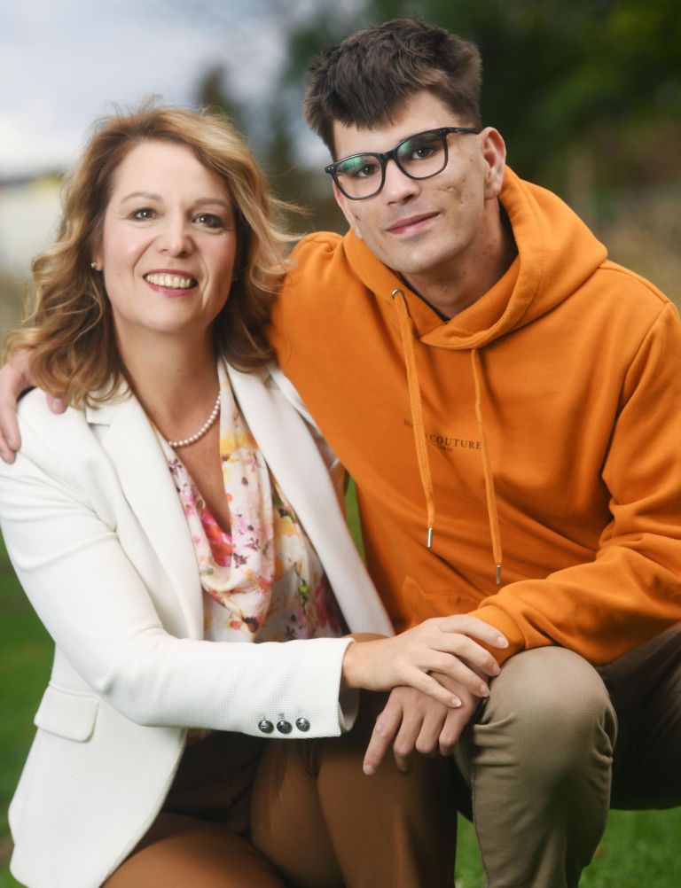 mama-urska-in-sin-lars-kajfez