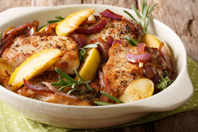 Glazirani svinjski zrezki z jabolki