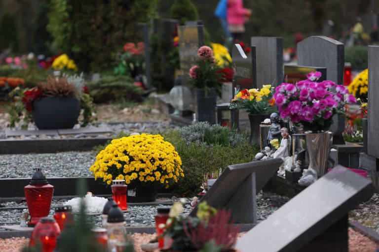 pokopalisce, celje, svece, dobrodelnost