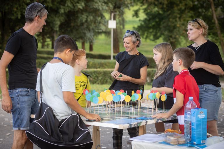 Predloge so podali tudi osnovnošolci, ki si najbolj želijo dodatnega nadstreška, ko čakajo v dežju na avtobus.jpg