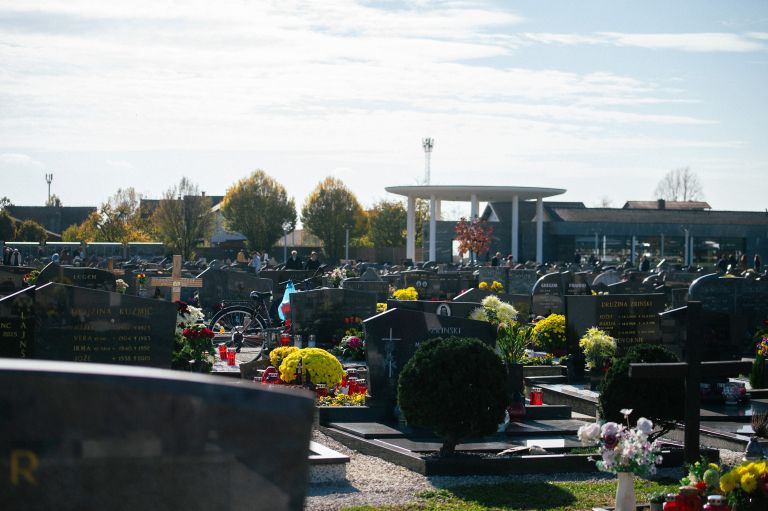 pokopališče-murska-sobota, prvi-november, 1.-november, dan-mrtvih, grob, nagrobnik, sveče, sveča