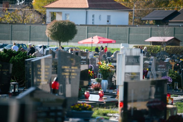 pokopališče-murska-sobota, prvi-november, 1.-november, dan-mrtvih, grob, nagrobnik, sveče, sveča