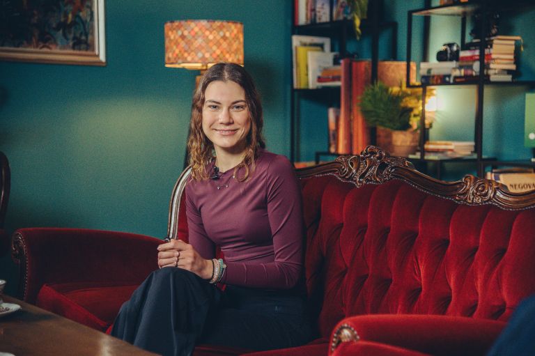 kavč, podkast, influencerka, laura-podgoršek