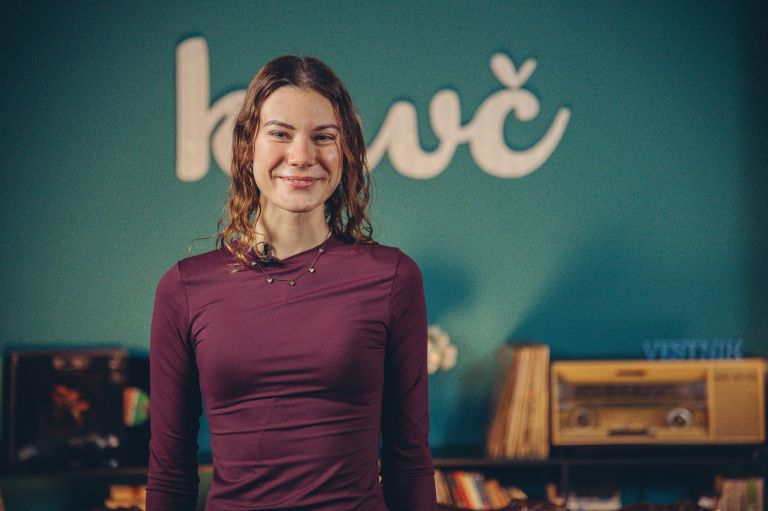 kavč, podkast, influencerka, laura-podgoršek