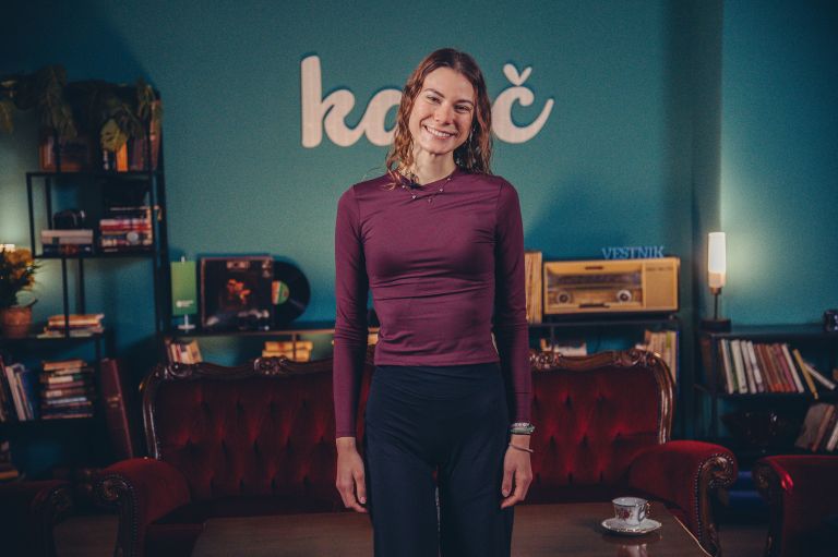 kavč, podkast, influencerka, laura-podgoršek